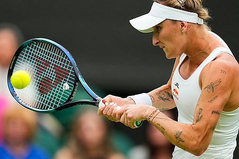 Marketa Vondrousova return the ball to Jessica Bouzas Maneiro